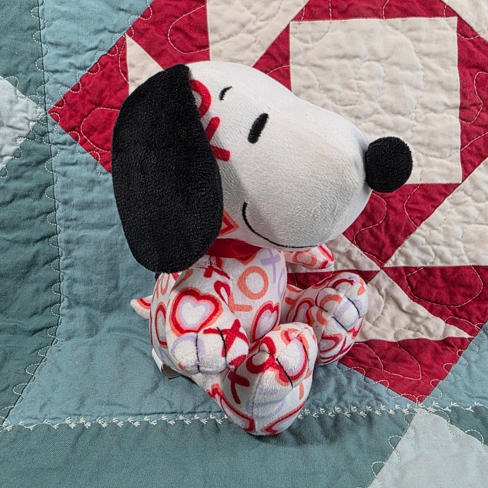 Peanuts Snoopy Plush Toy Small White Hearts XOXO Valentine Love